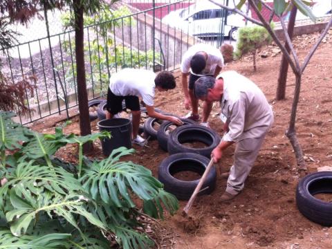 Organização do terreno - Com a ajuda do jardineiro, de um funcionário e de alguns alunos começamos a preparar o terreno.